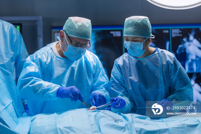 多种族专业外科医生团队在现代医院进行外科手术