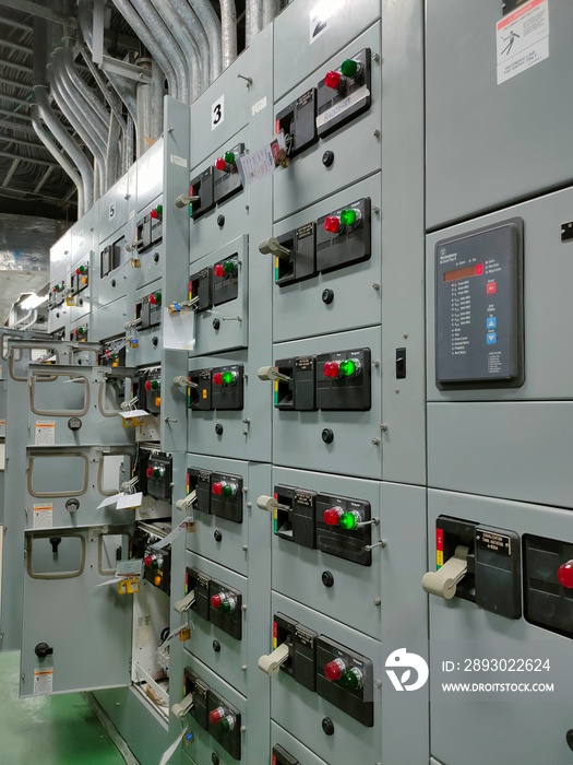 工业电气室，选择性聚焦。