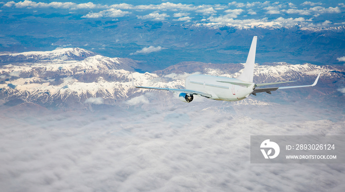 飞机正在低空云层和雪山上飞行