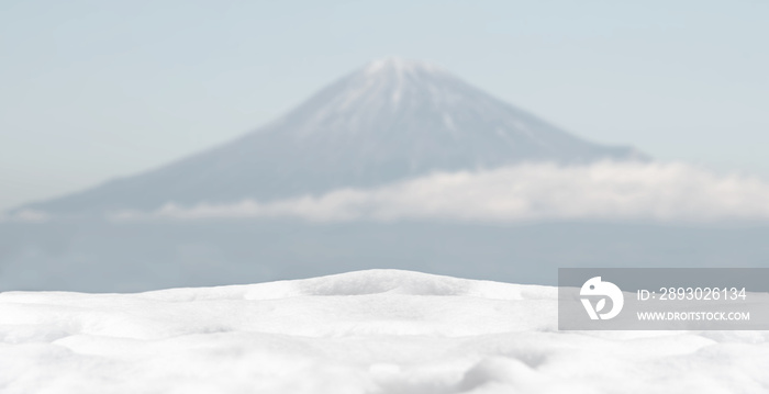 背景中的积雪和模糊的富士山