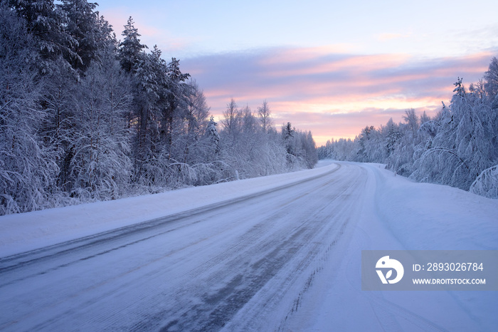 美丽的冬季雪路景观