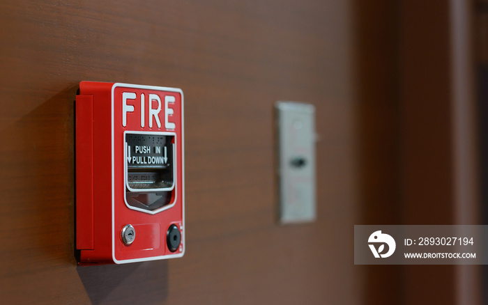 带复制空间的木墙上的火灾报警开关。警告和安全系统概念