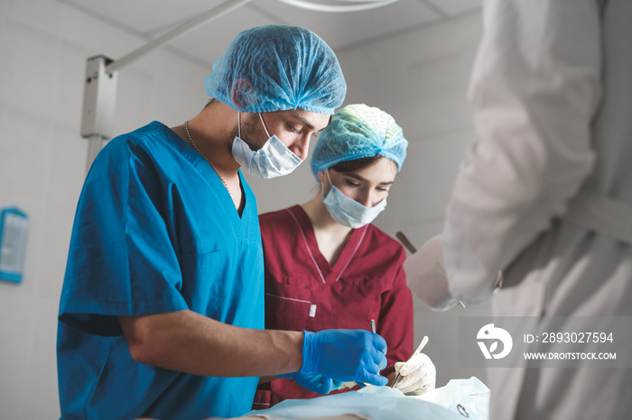 一群外科医生在手术室工作。复苏医疗团队戴着防护装备