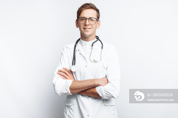 一位年轻医生的肖像，白底，工作室里的实习生，带着听诊器