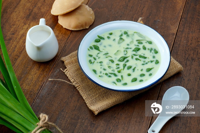 Lod Chong, Thai dessert and coconut milk