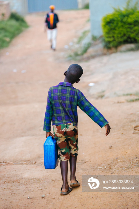 非洲乌干达提水罐的男孩