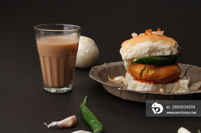 Masala cutting chai and Bombay vada paav是一种印度汉堡。土豆饼是在克弗洛油炸的