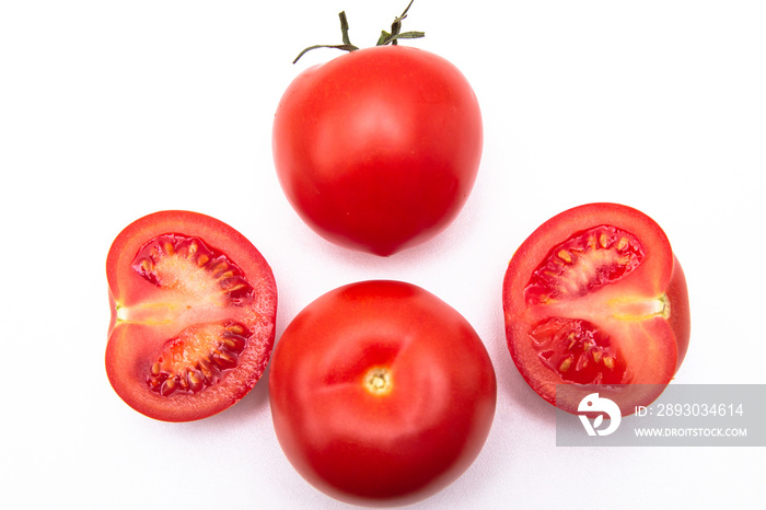 白色背景下分离的新鲜番茄。俯视图。