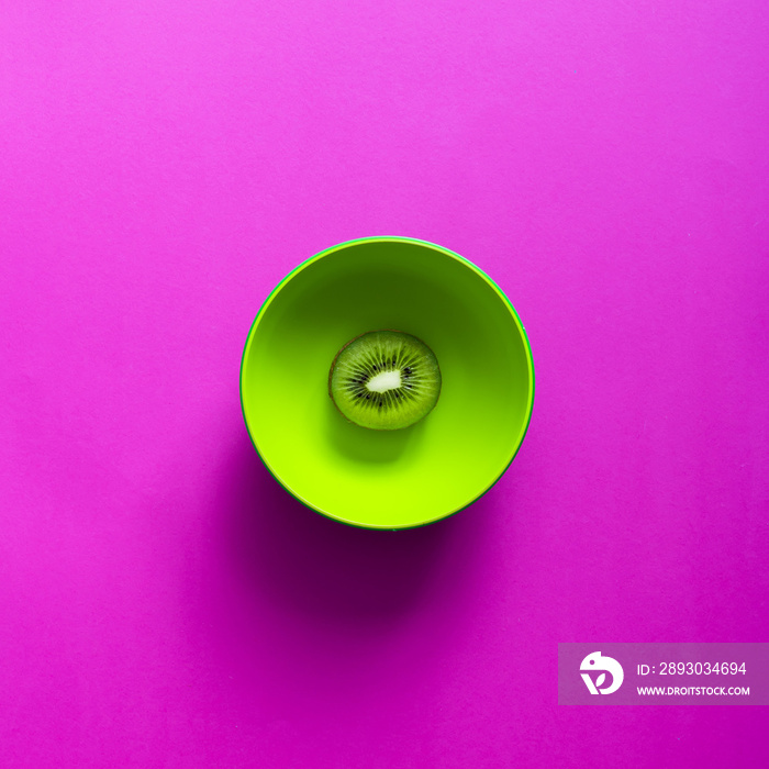 紫色背景的绿色碗中的石灰。