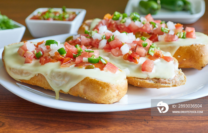 Molletes, típica comida mexicana con salsa pico de gallo, frijoles y queso manchego para el desayuno