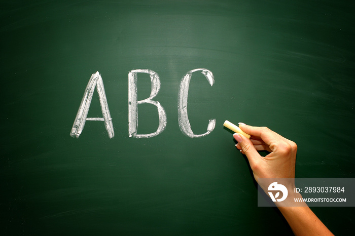 黑板上用手和粉笔写的abc字母