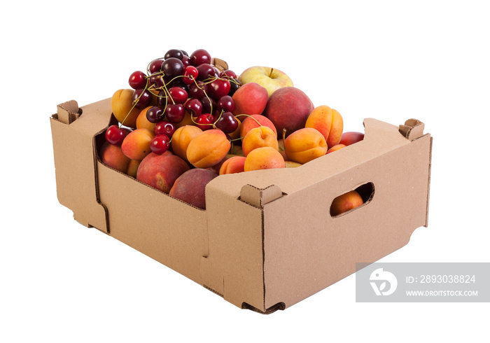 新鲜美味的有机水果装在纸板箱里，白色隔离