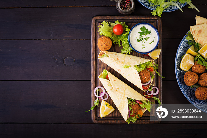 墨西哥卷饼配沙拉三明治和新鲜沙拉。素食玉米卷。素食健康食品。俯视图