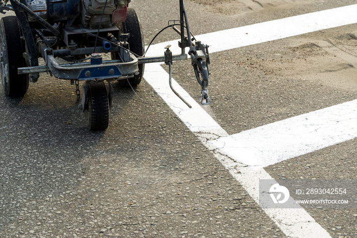 道路油漆和标记沥青路面，与道路一起进行季节性汽车维修工作