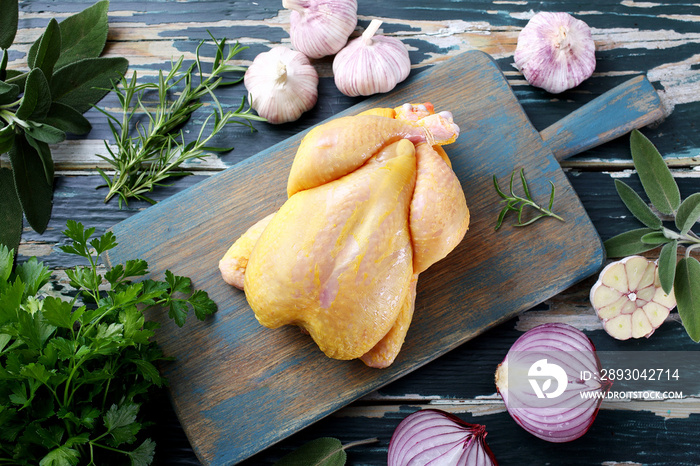 carne cruda pollo o gallina intero e porzionato su sfondo vrede rustico