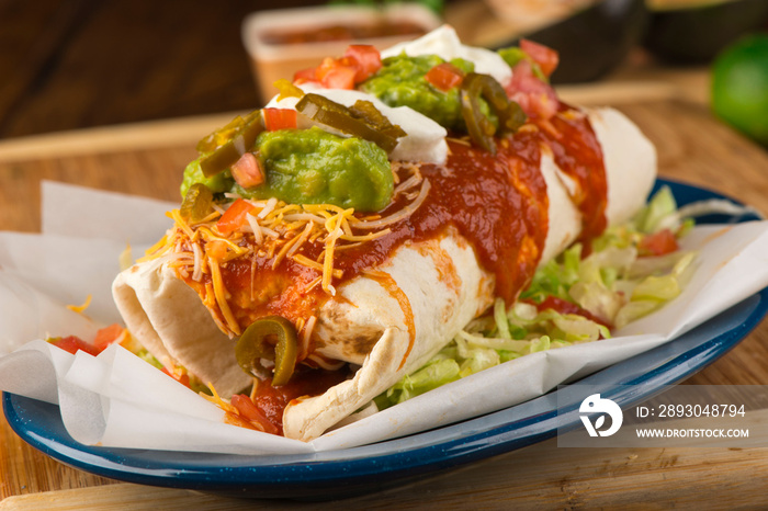 Burritos或tacos。墨西哥或得克萨斯-墨西哥最受欢迎的食物。调味肉，冷冻或黑豆，墨西哥