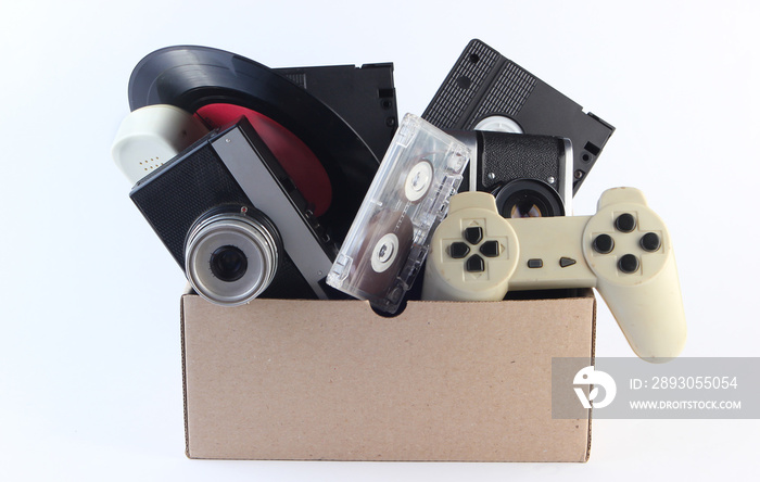 带录像带、复古胶卷相机、黑胶唱片、录音带、游戏板的纸板盒