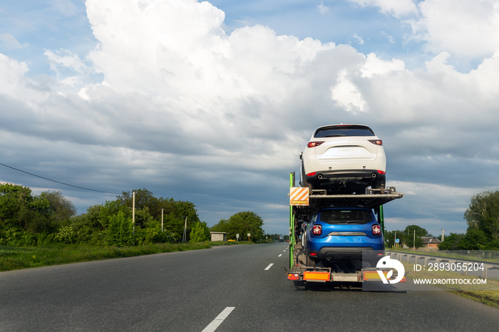 公路上的拖车、汽车运输车、半拖车，运载一批在保险车a上出售的受损汽车