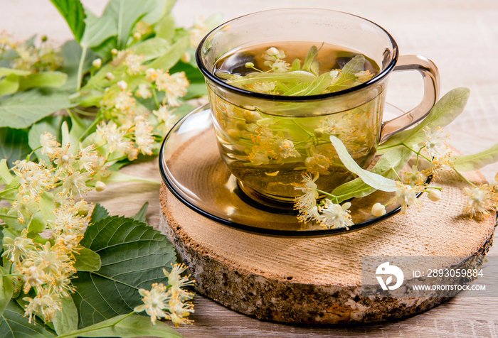 Tilia platyphyllos被称为大叶菩提凉茶，由新鲜采摘的花朵制成。