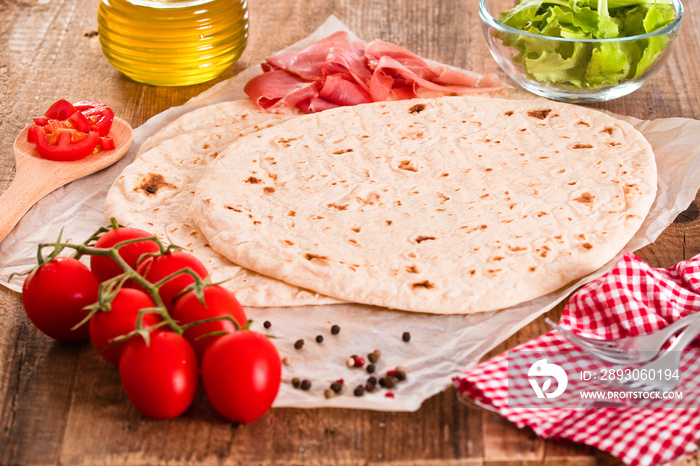 Piadina配火腿和生菜。