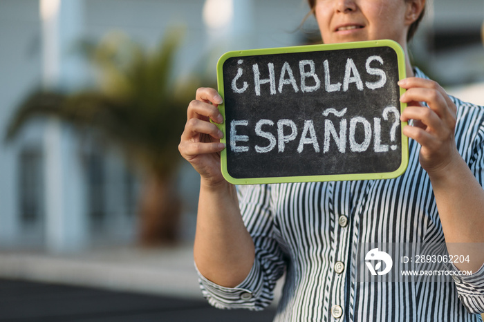 Сhalkboard with the question habla espanol?