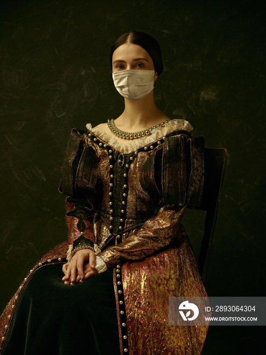 中世纪年轻女子作为公爵夫人，戴着防护口罩，防止冠状病毒在深蓝色ba上传播