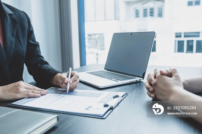 Business office executives are interviewing job applicants in the meeting room