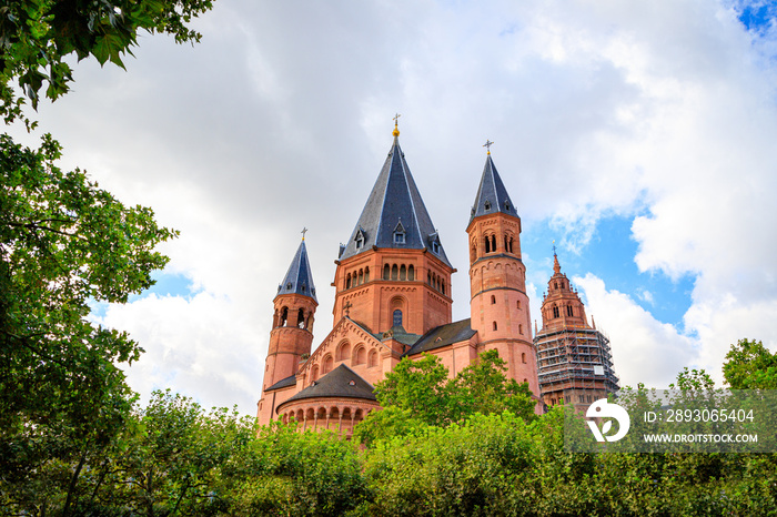 The high cathedral  St. Martin zu Mainz , called  Mainzer Dom .