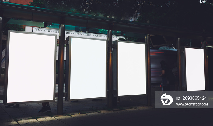 带有空白复制空间海报的公交车站广告牌，用于广告短信或促销骗局