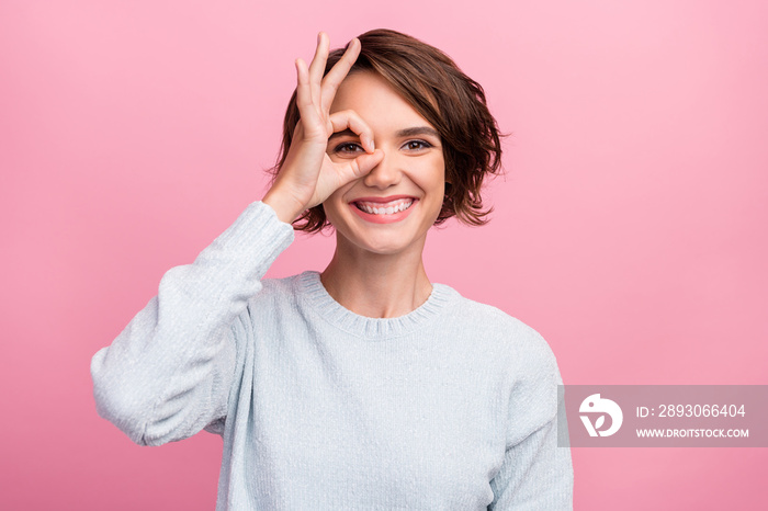 快乐快乐的积极女性的照片，手戴口罩，在淡粉色的colo上隔离了OK标志