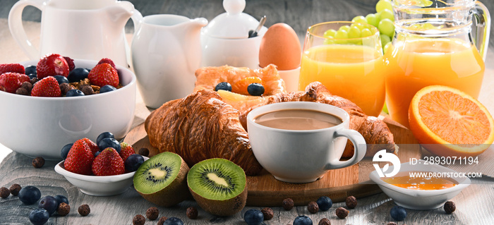 早餐配咖啡、果汁、羊角面包和水果