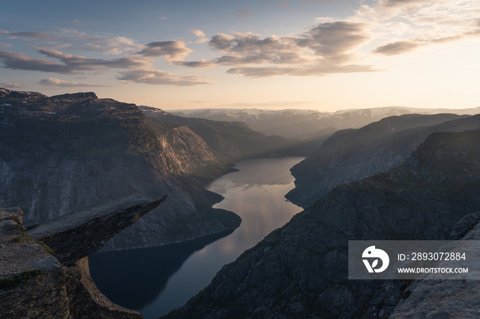 Trolltunga美丽的日落，挪威，斯堪的纳维亚著名的徒步旅行路线