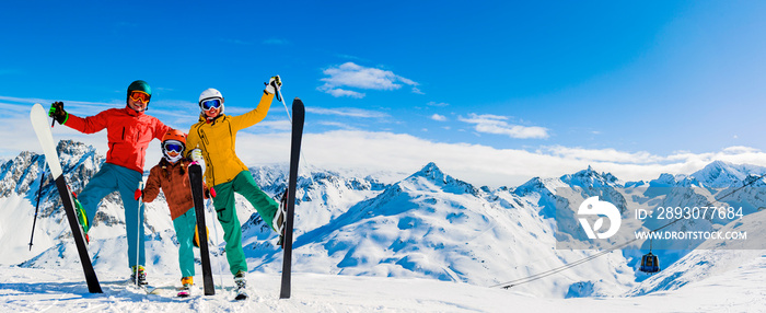 快乐的一家人在山上享受寒假，Val Thorens，3 Valleys，France。玩sn