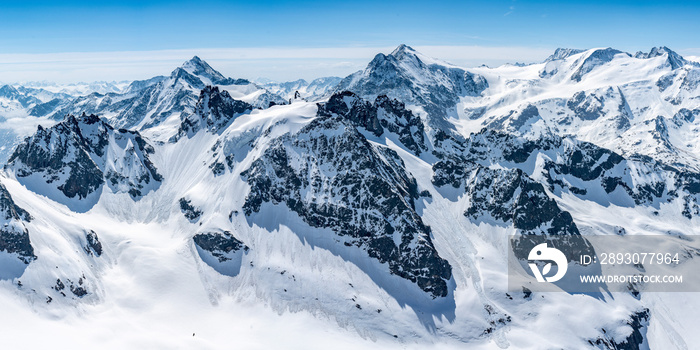 瑞士，蒂特里斯山周围的阿尔卑斯山脉和蓝天全景