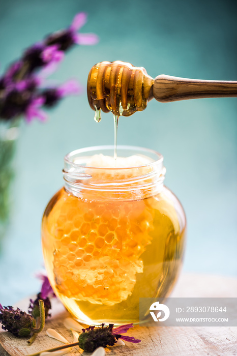 蜂蜜滴到装有vax梳子的罐子里