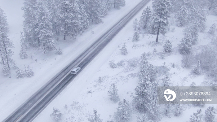 华盛顿公路旅行的无人机游客遭遇强烈暴风雪