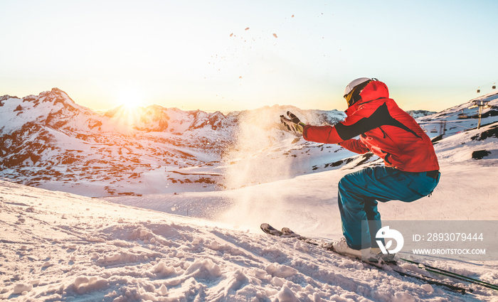 日落时分，滑雪胜地的滑雪运动员在玩雪