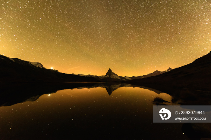 瑞士阿尔卑斯山的斯特利西湖和马特宏峰的壮丽夜景。数百万颗星