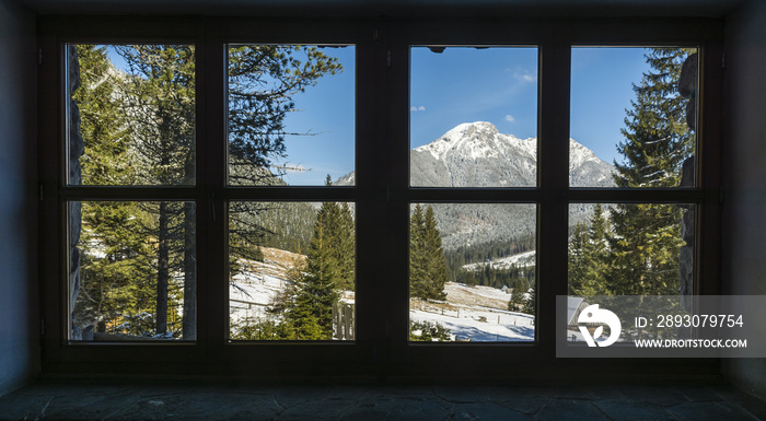 从山上旅馆的窗户可以看到Kominiarski Wierch峰和Chocholowska山谷。