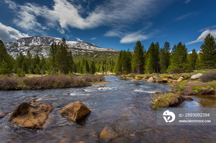 Dana Fork Tuolumme河，美国加利福尼亚州内华达山脉的山区河流。