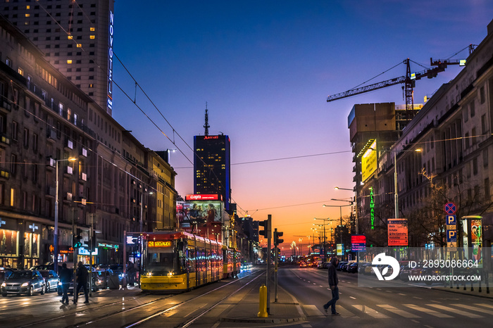 Nocne zdjęcie w centrum Warszawy z tramwajem