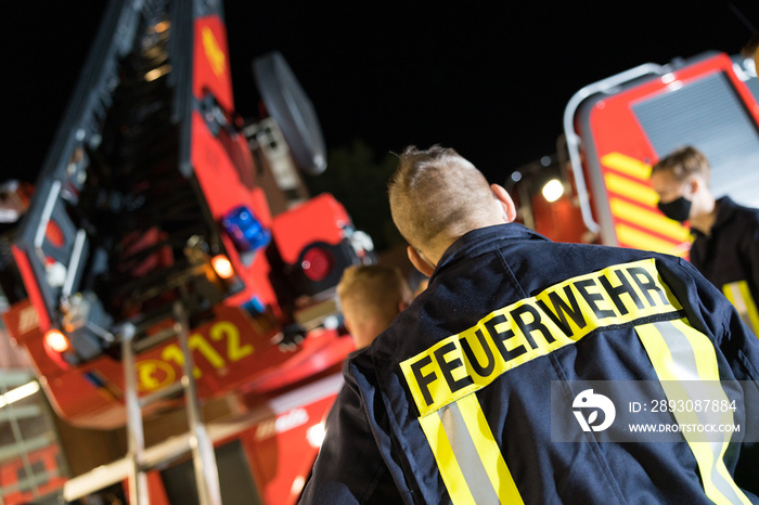 Symbolbild Feuerwehrmann vor Drehleiter