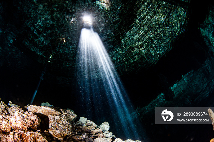 墨西哥Cenote Tajma Ha的水肺潜水