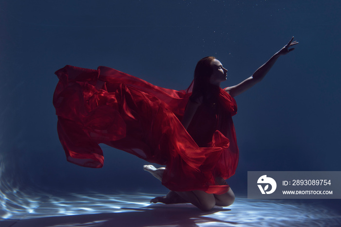 Photoshoot of a young girl underwater