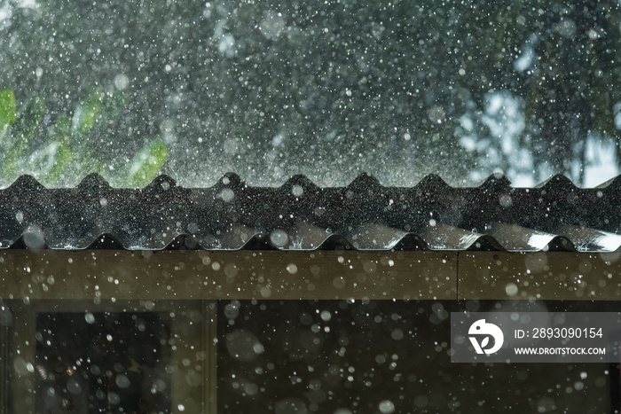 暴雨落在屋顶上。