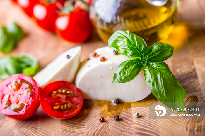 罗勒叶番茄马苏里拉奶酪和橄榄油。意大利沙拉caprese的配料。
