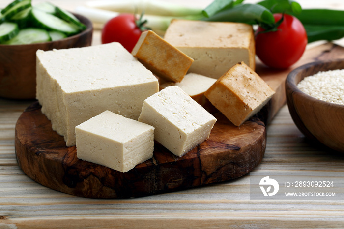 tofu formaggio di soia fresco con verdure su tavolo di cucina