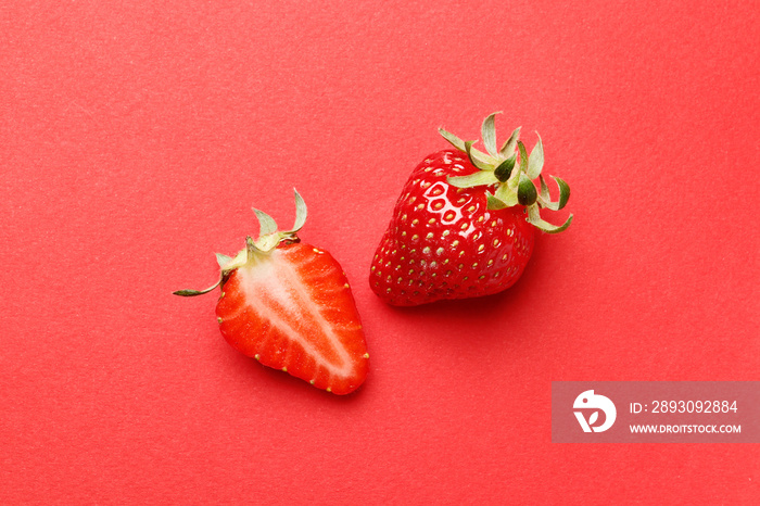 红色背景上成熟多汁的草莓。图案。带有st的创意夏季背景构图