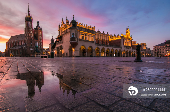 Piazza del mercato nella città vecchia di Cracovia allalba