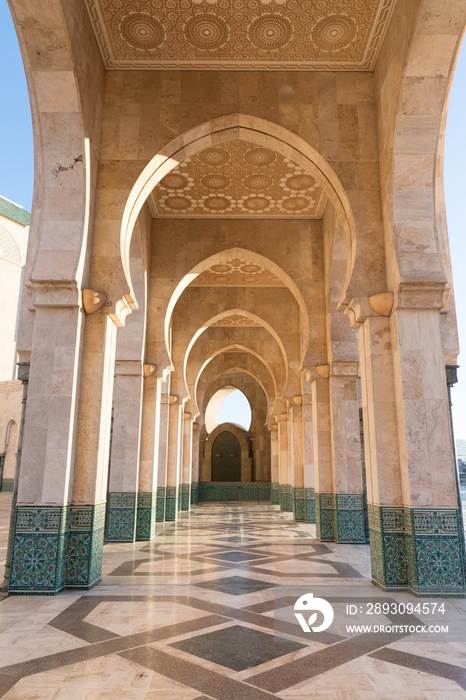 哈桑二世清真寺是摩洛哥卡萨布兰卡的一座清真寺。它是非洲最大的清真寺，也是第三大